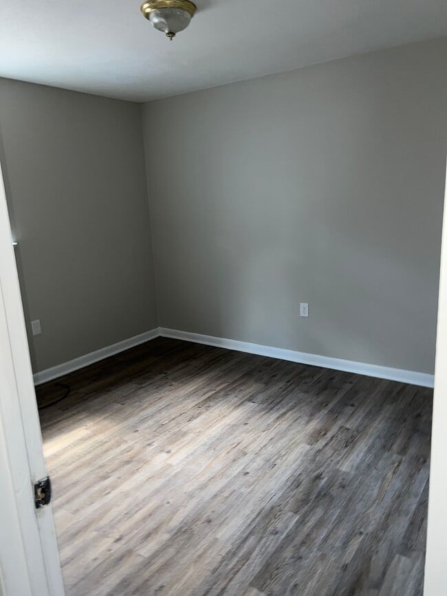 Building Photo - 2 bedroom 1 bath Duplex &  Washer & Dryer ...