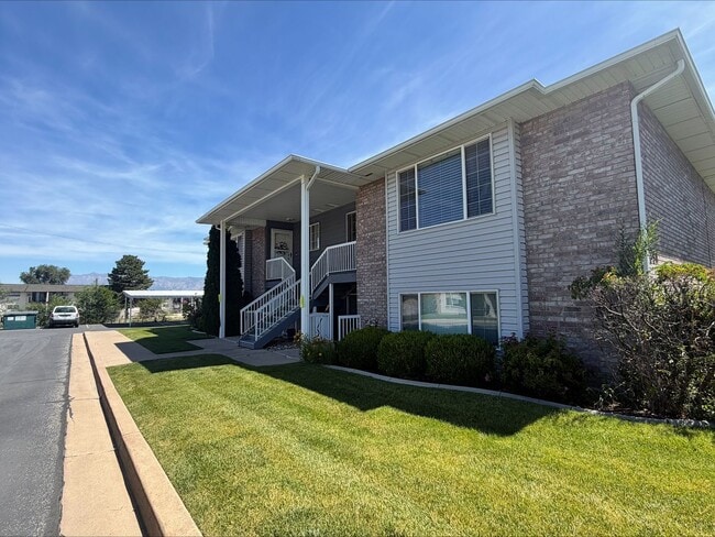 Building Photo - Move In for Less! $1,000 Move-In Credit | 2 Bed 1.5 Bath Condo in Ogden!