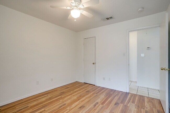 Building Photo - Charming 2-Bedroom Duplex Retreat on White...