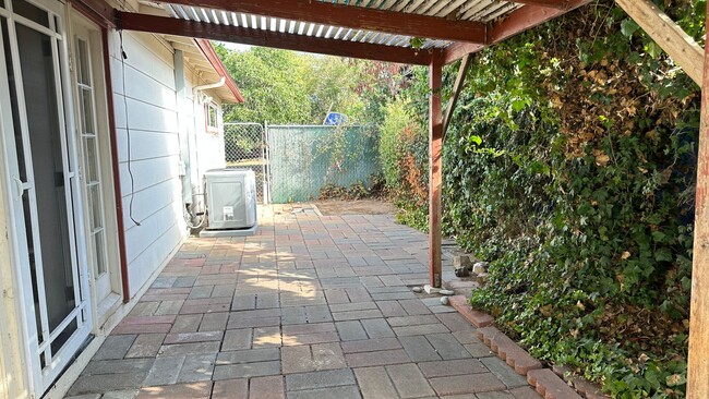 Building Photo - 4 bedroom in Escondido with backyard w poo...