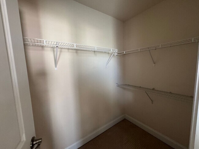Building Photo - Your Franklin dream rental is here—4 bedrooms, a huge bonus, two en-suites, and an unbeatable loc...