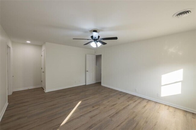 Building Photo - 5081 Hubert Dr