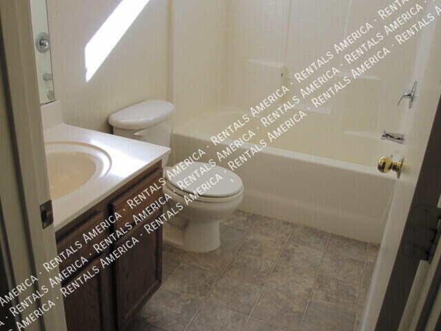 Building Photo - 427 S Sabrina