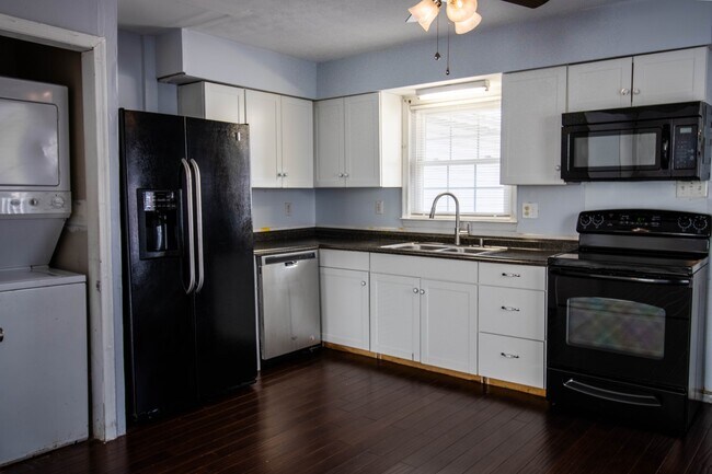 Building Photo - 822 Winnetka Ave