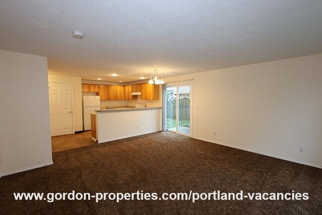 Building Photo - SE 73rd Ave - 3 bedroom townhouse in Mt Scott-Arleta neighborhood