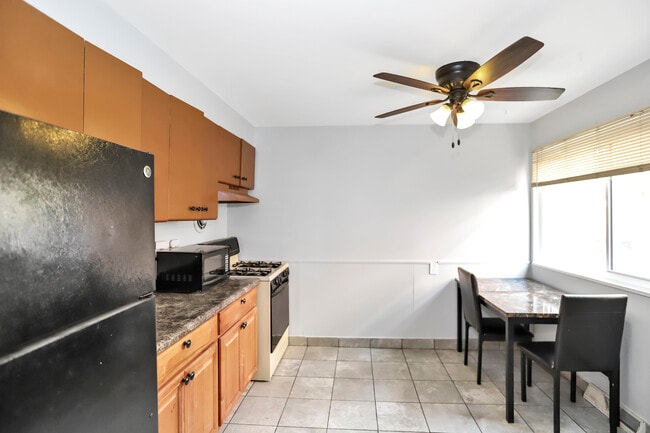 Building Photo - 4843 Elm St