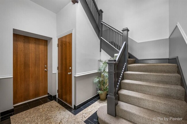 Building Photo - Updated Duplex Condo with 2 parking spots