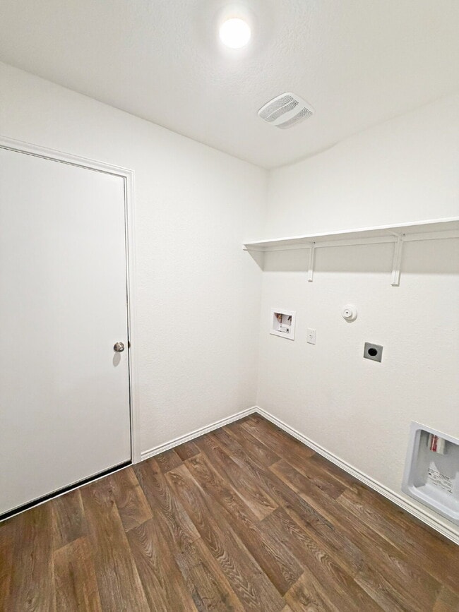 Building Photo - 5017 Pitch