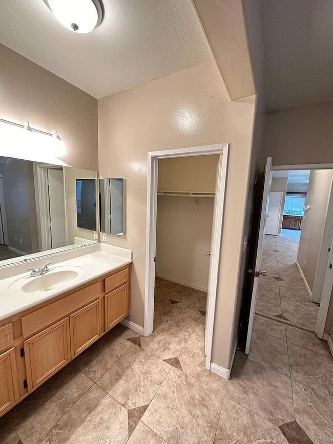 Building Photo - Well Maintained Single Family Home in Bakersfield, CA