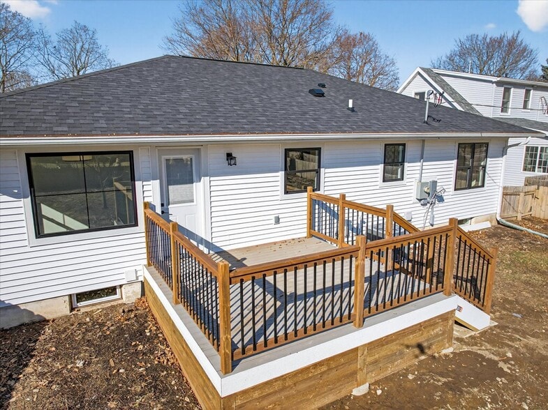 Building Photo - 305 N Shuman St