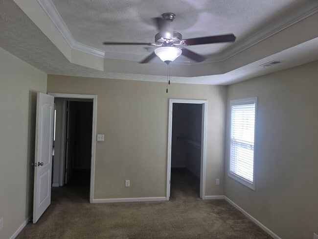 Building Photo - Nice 3 bedroom, 2 bath home with 2 car gar...