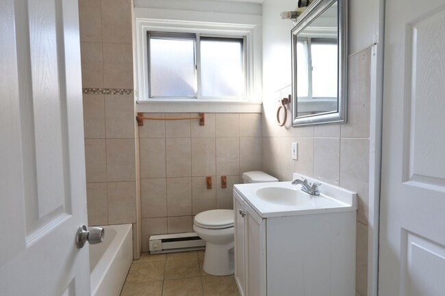 Building Photo - ??? RECENTLY UPDATED, 2 BEDROOMS AND 3 BAT...