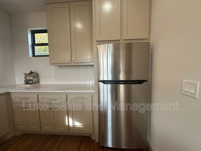 Building Photo - 911 NE 16th St