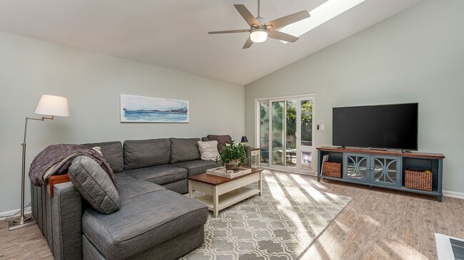 Building Photo - 3 bedroom 2 bathroom house in Chelsea Park - Mt.Pleasant