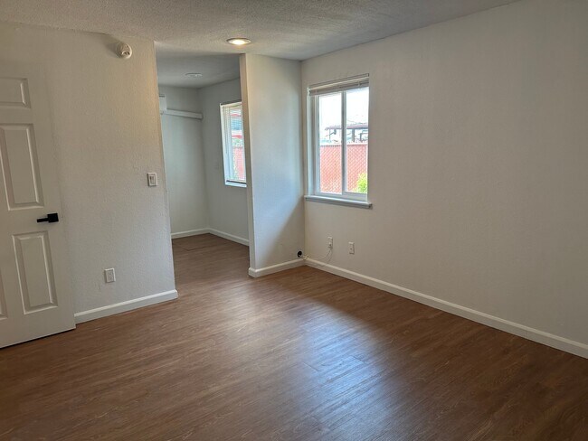 Building Photo - 3515 NE View Ave