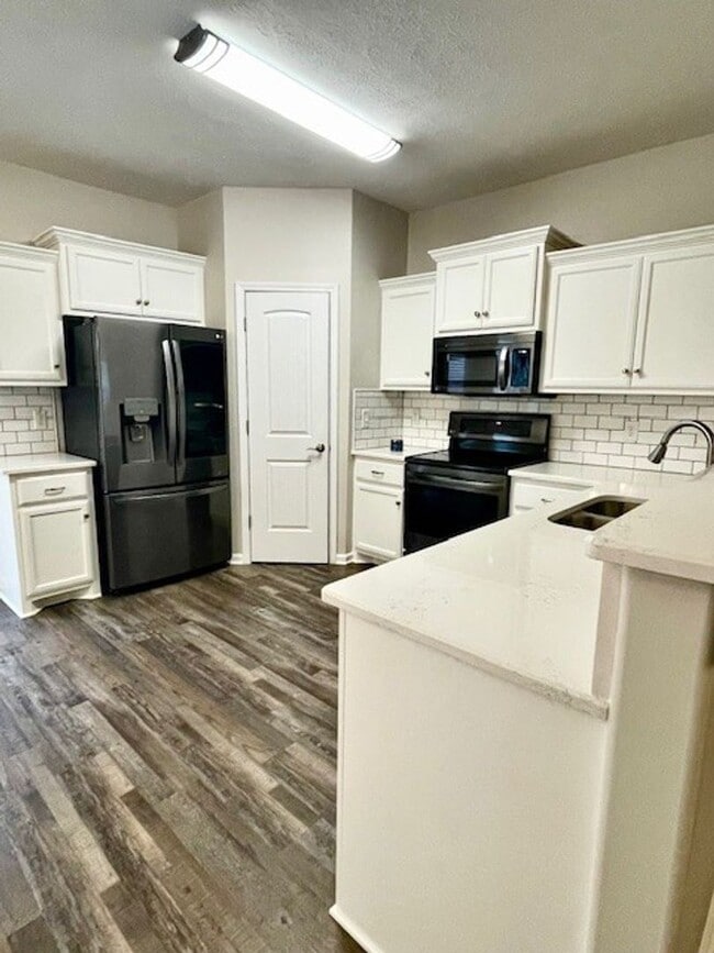 Building Photo - End-Unit 3 bedroom Townhome, 1/2 OFF first month rent for June!