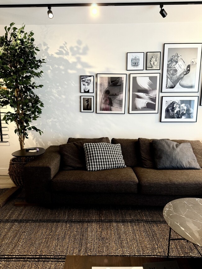 Building Photo - 2020 N Lincoln Park W