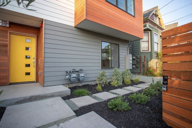 Building Photo - 848 32nd St