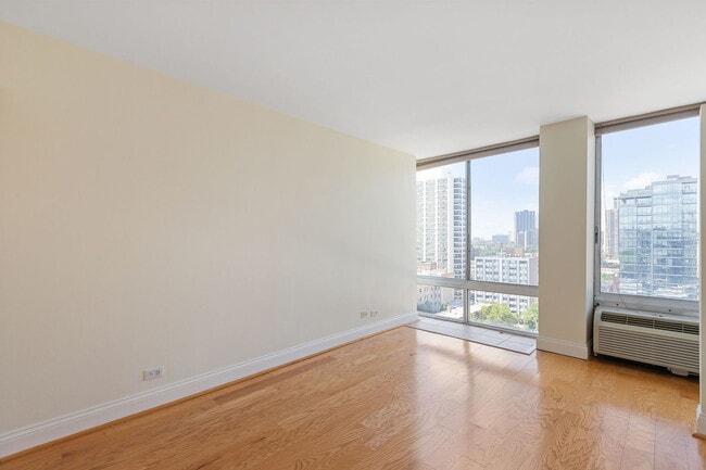 Building Photo - 450 W Briar Pl