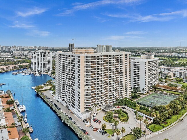 Building Photo - 2500 Parkview Dr