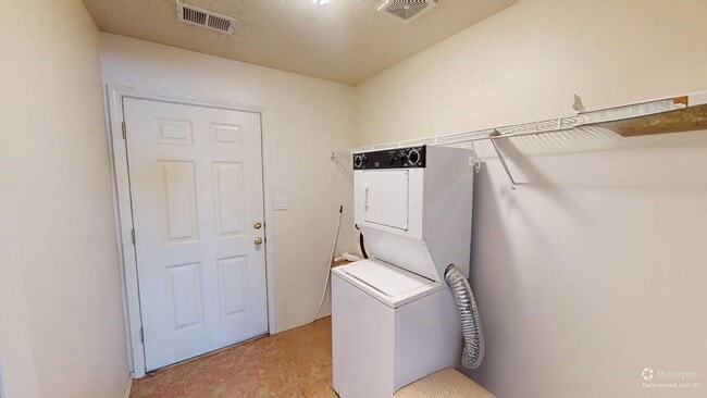 Building Photo - Centrally located 3 bed 3 bath home.