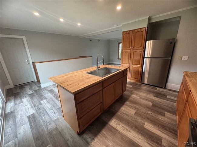 Building Photo - 7878 Sagamore Dr N