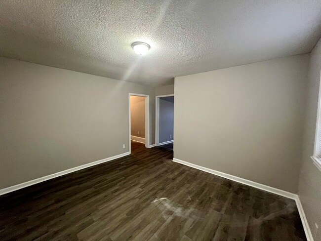 Building Photo - Three bedroom, 1 bath house in Burlington