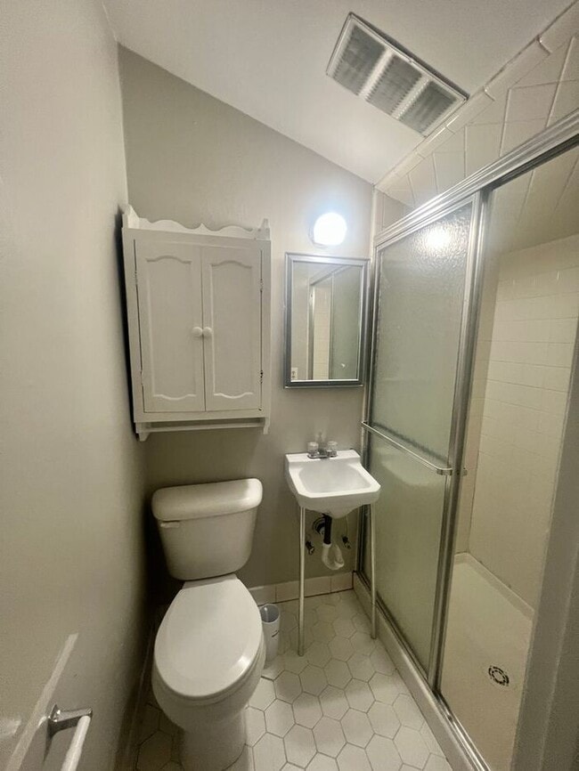 Building Photo - RENT SPECIAL! 3-4 BR Home! Large Brick hom...