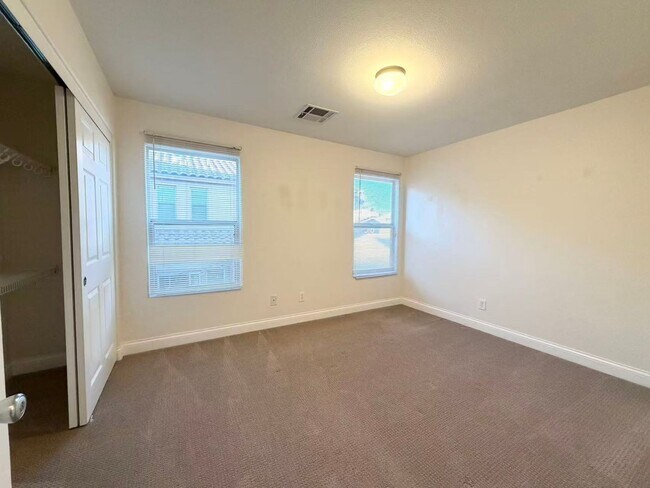 Building Photo - Lovely move-in ready Summerlin community with 3 bedrooms and 2.5 baths House