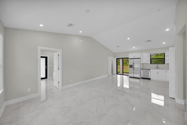 Building Photo - 462 Lampion Ave S