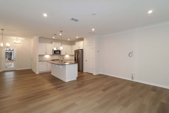 Building Photo - 2 Bedroom / 2.5 Bathroom Townhouse in Concord