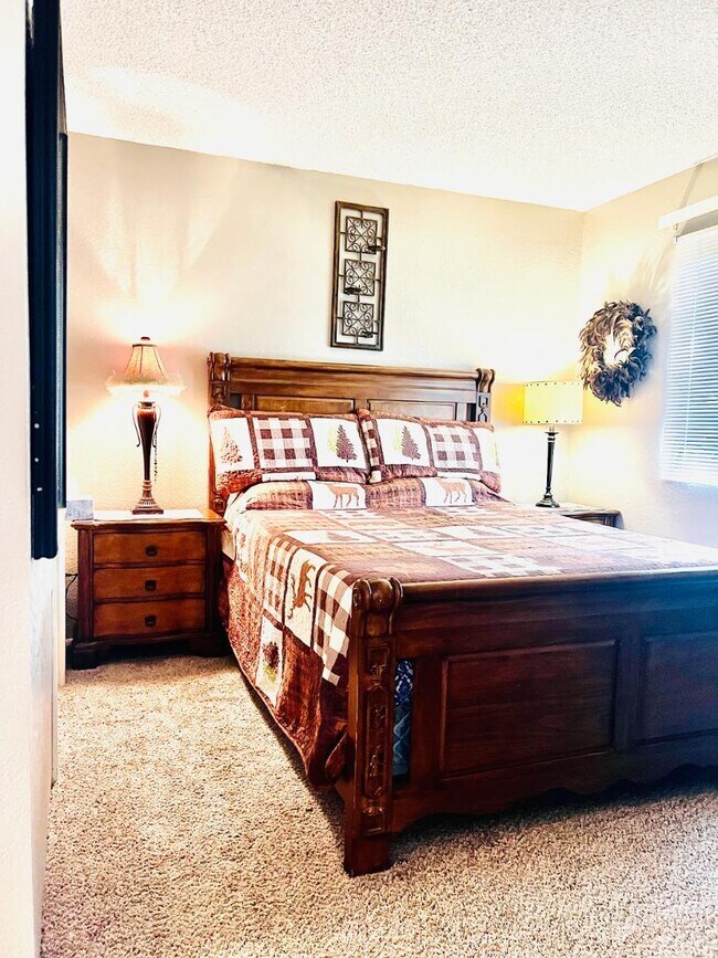 Building Photo - 2600 S White Mountain Rd