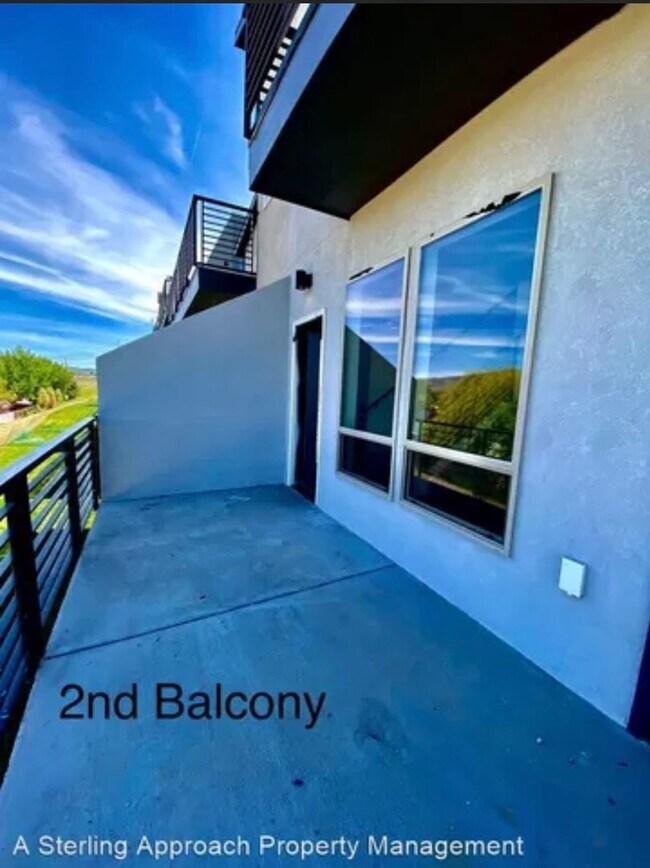 Building Photo - Close to Micron! Luxury Town Home With Two...