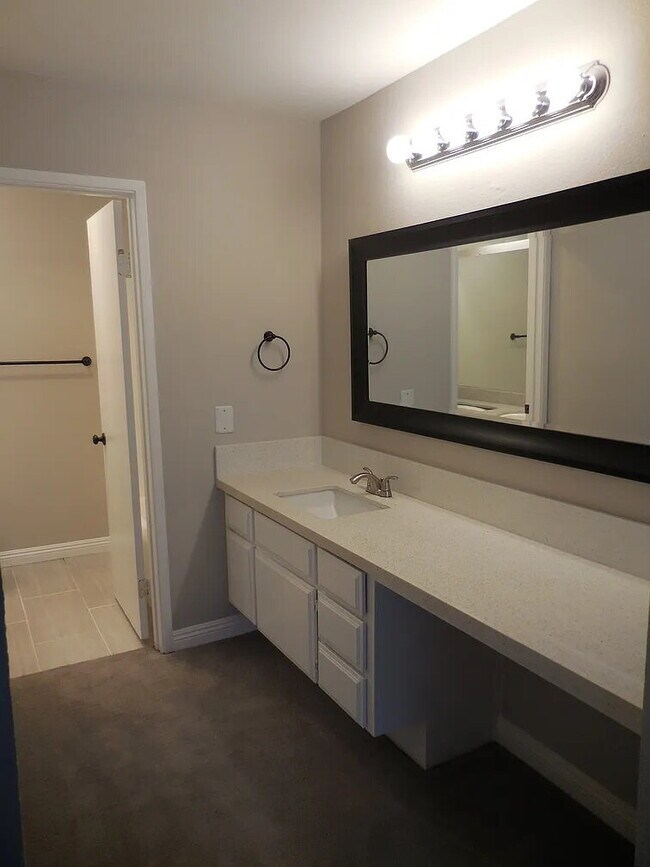 Building Photo - Newly renovated Mission Valley unit