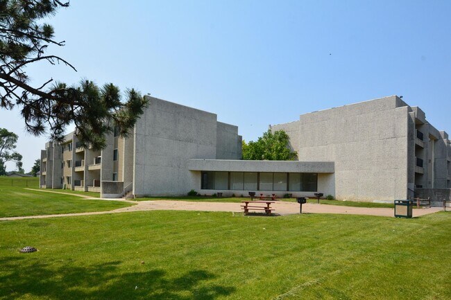 Building Photo - Spacious 3-Bed 1-Bath Condo For Rent in Eagan!