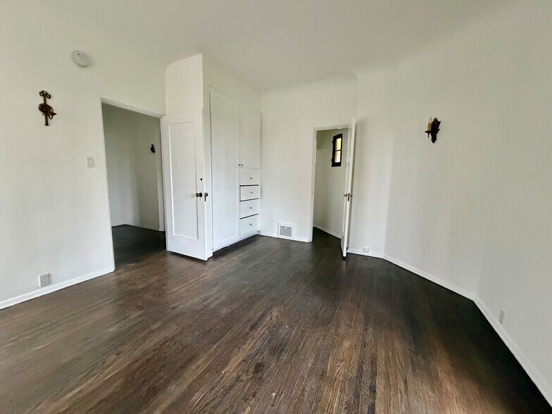 Building Photo - 1519 N Hayworth Ave