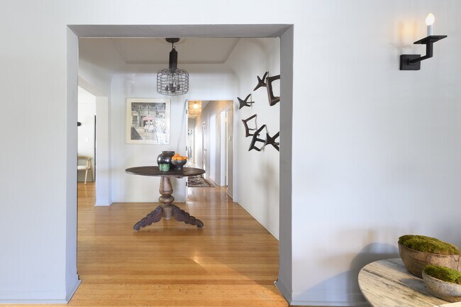 Building Photo - 148 S Orange Dr