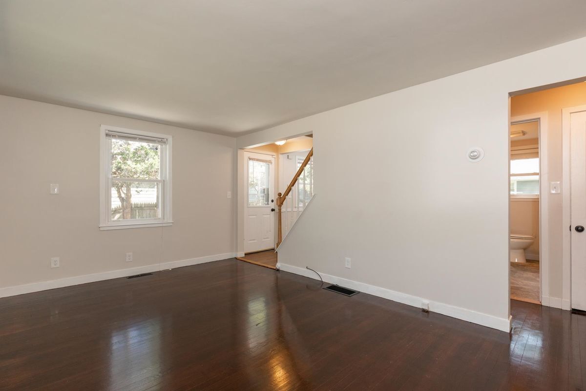 Building Photo - 400 Colonial Dr