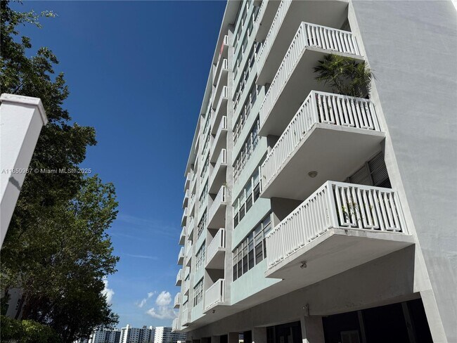 Building Photo - 2016 Bay Dr