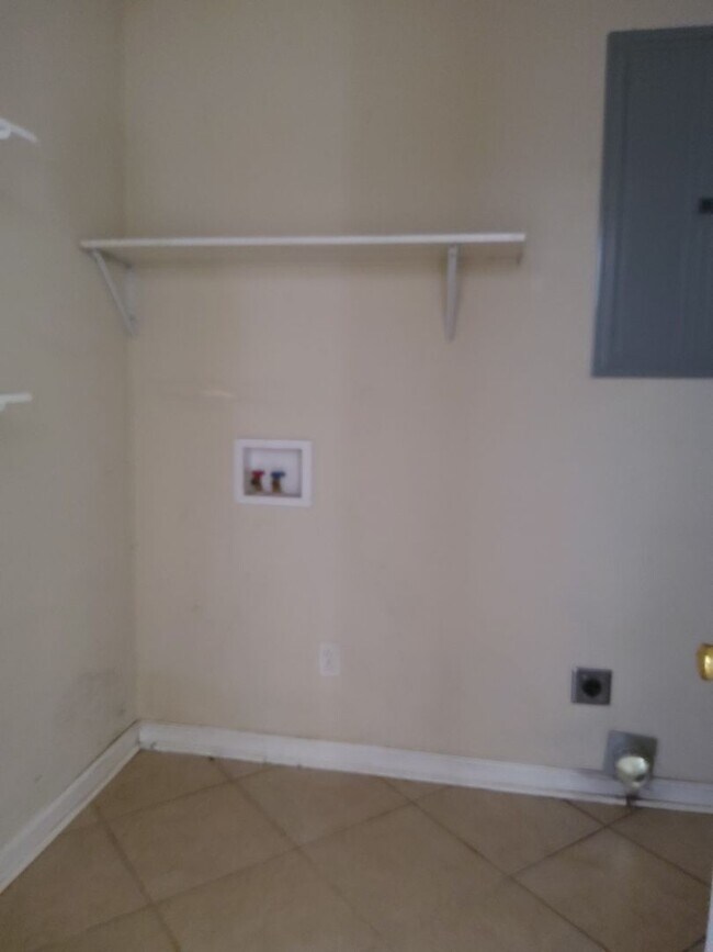 Building Photo - Cozy Three Bedroom Home!