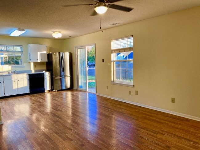 Building Photo - COMING SOON! Wonderful 3 Bedroom 2 Bathroo...