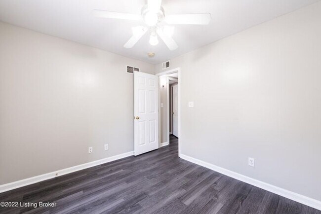 Building Photo - Cute 2 bedroom 2 bath Condo