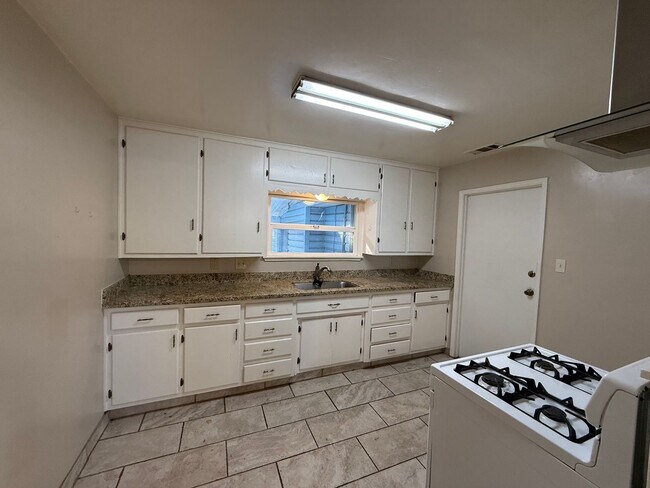 Building Photo - Single story in the heart of Modesto!