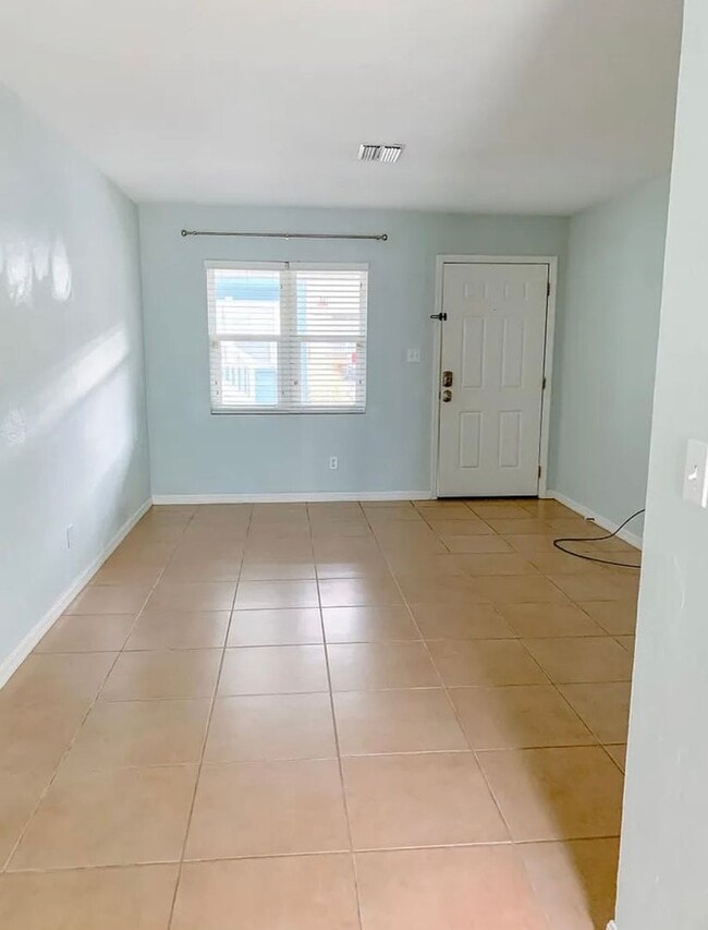 Building Photo - Hottest location, unit available near best beaches and downtown