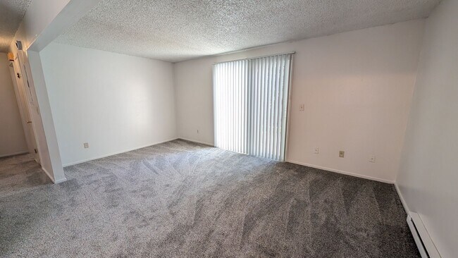 Building Photo - 2 bedroom 1 bath apartment. *1/2 off your first months rent if your application is approved by Ap...
