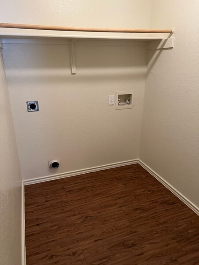 Building Photo - 915
