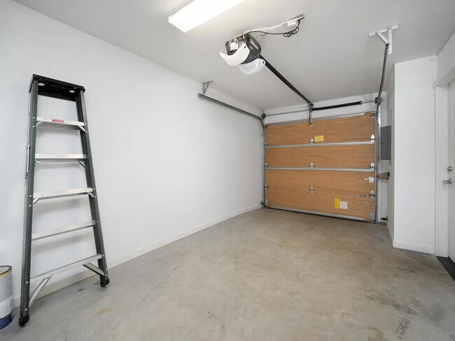 Building Photo - 38 NE Going St