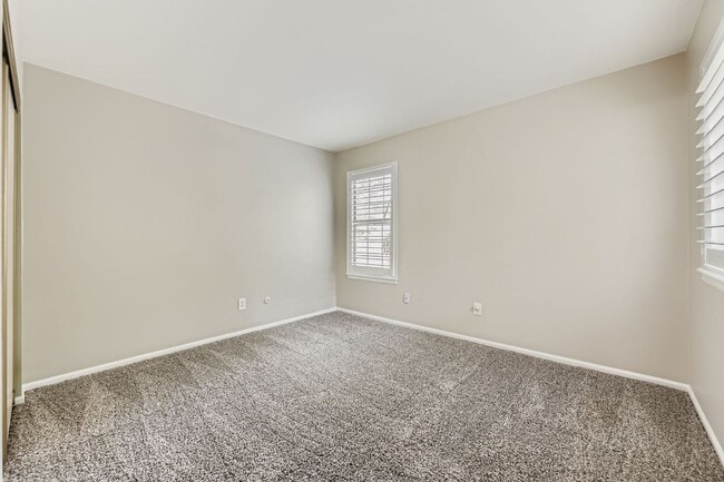 Building Photo - Stylish Townhome with Loft, Fireplace & Ga...