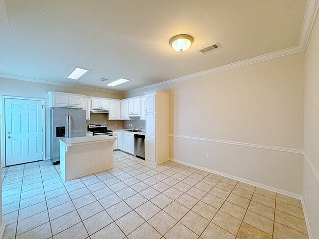 Building Photo - 2 Bedroom Condo Available NOW