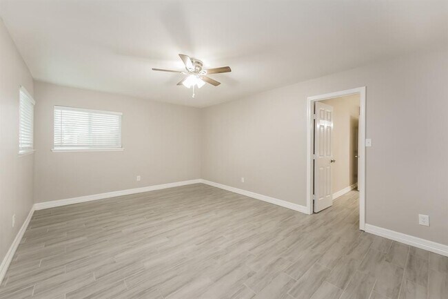 Building Photo - 15411 La Loma Dr
